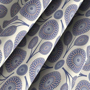 Mid-Century Modern Sunburst Duschvorhang mit Blumenmuster in Blau mit roten und orangefarbenen Akzenten, blaues Badezimmerdekor, moderner Badevorhang mit Blumenmuster