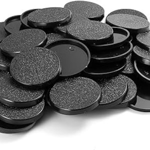 Puede incluir: Un montón de bases redondas de plástico negro para figuras en miniatura. Las bases son texturizadas y tienen una superficie ligeramente rugosa.
