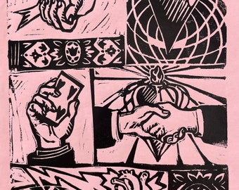 Op de afbeelding: Zwart-witte houtsnede op een roze achtergrond. De print bevat verschillende afbeeldingen, waaronder een duif, een hart, een handdruk, een wereldbol en een bloem.