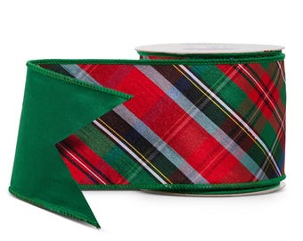 Op de afbeelding: Een rol met lint voorzien van een klassiek rood, groen en wit ruitpatroon aan de ene kant en een effen donkergroene stof aan de andere kant. De randen zijn afgewerkt met een gestikte boord en het lint is opgerold tot een cilinder.