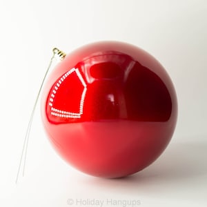 Adorno de bola de diseño de Farrisilk para decoración navideña, de 15 cm, irrompible, precableado, con acabado de manzana de caramelo en rojo.