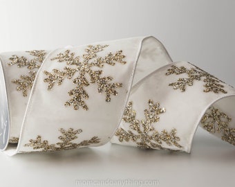 Puede incluir: Cinta blanca con diseños de copos de nieve dorados con purpurina. La cinta está enrollada en una bobina y es ideal para decoraciones navideñas. La cinta mide aproximadamente 5 cm de ancho.