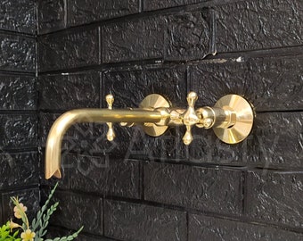Unlackierter an der Wand befestigter Messingwaschbecken-Hahn mit Kreuzgriffen