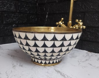 Lavabo de latón y resina, diseño en blanco y negro