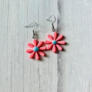 Kolczyki z różowymi stokrotkami / Kolczyki z stokrotkami / Biżuteria kwiatowa / Kolczyki w stylu haczyków na ryby / Urocze kolczyki wiszące / Kolczyki wiszące / Urocze prezenty