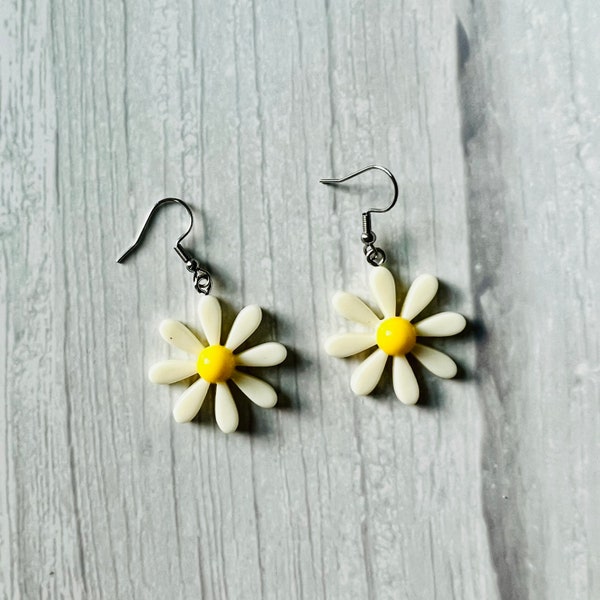 White Daisy Flower Earrings / Flower Earrings / Flower Jewelry / Daisy Earrings / Fish Hook Style Earring / Cute Dangle Earrings