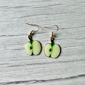Pendientes de rebanada de manzana verde / Pendientes de manzana / Pendientes de frutas / Joyería de frutas / Joyería de manzana / Estilo de anzuelo de pescado / Pendientes colgantes