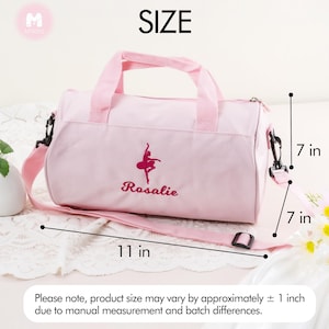 Pu&ograve; includere: Borsa da viaggio in tela rosa con un motivo di ballerina rosa e il nome "Rosalie" ricamato sul davanti. La borsa misura 28 cm di larghezza, 18 cm di altezza e 18 cm di profondit&agrave;.