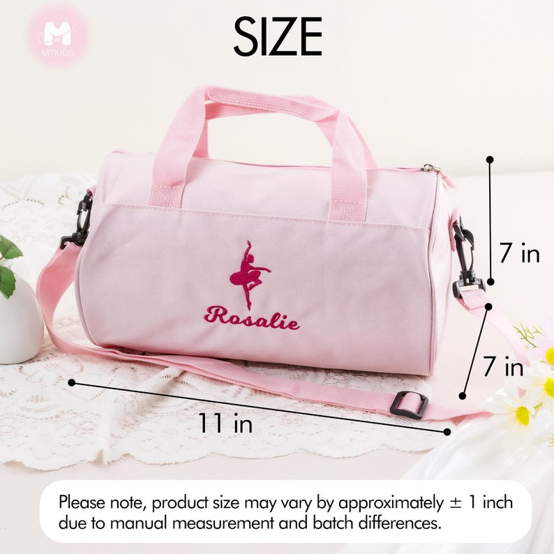 Pu&ograve; includere: Borsa da viaggio in tela rosa con un motivo di ballerina rosa e il nome "Rosalie" ricamato sul davanti. La borsa misura 28 cm di larghezza, 18 cm di altezza e 18 cm di profondit&agrave;.