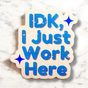 Idk je travaille juste ici autocollant de Zazzle.be Liste d'envies Vous avez des idées ? Stickers rigolos, Autocollants mèmes, Autocollants mèmes rigolos, Autocollants millénaire, Autocollants travail, Autocollants fantaisie