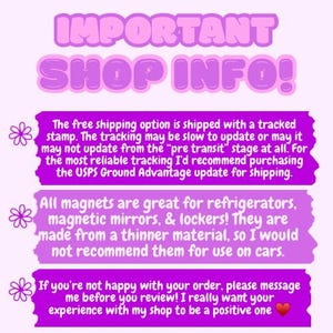 Może przedstawiać: Grafika z tekstem "IMPORTANT SHOP INFO!" w czcionce bąbelkowej. Obraz zawiera trzy fioletowe prostokątne pola tekstowe z białym tekstem. Pola tekstowe zawierają informacje o wysyłce, magnesach i zadowoleniu klienta.