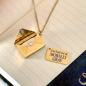 Collar de sobre moralmente gris / Joyería BookTok, regalo de romance oscuro