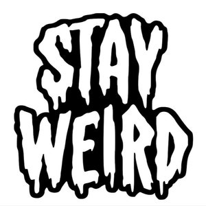 Peut inclure: Conception graphique en noir et blanc avec du texte qui coule et qui dit "Stay Weird".