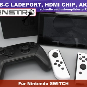 Könnte beinhalten: Eine schwarze Nintendo Switch Konsole mit einem weißen Joy-Con Controller und einem schwarzen Pro Controller. Die Konsole befindet sich auf einer grauen Oberfläche. Der Text "USB-C LADEPORT, HDMI CHIP, AKKU" und "schnelle und unkomplizierte Reparatur" ist auf dem Bild sichtbar. Der Text "Für Nintendo SWITCH" ist am unteren Rand des Bildes sichtbar.