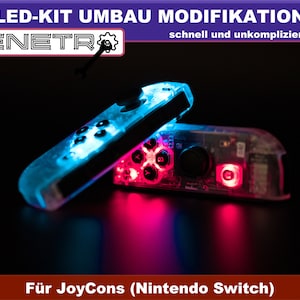 Könnte beinhalten: Zwei transparente Nintendo Switch Joy-Con-Controller aus Kunststoff mit LED-Leuchten. Der obere Controller hat blaue Lichter und der untere Controller hat rote Lichter. Der Text auf dem Bild lautet "LED-KIT UMBAU MODIFIKATION RENETR schnell und unkompliziert Für JoyCons (Nintendo Switch)"