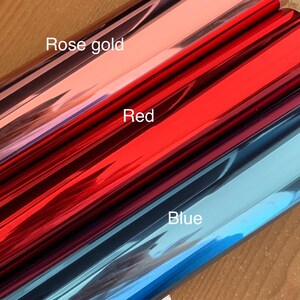 Op de afbeelding: Drie rollen metallic vinyl in roze goud, rood en blauw.