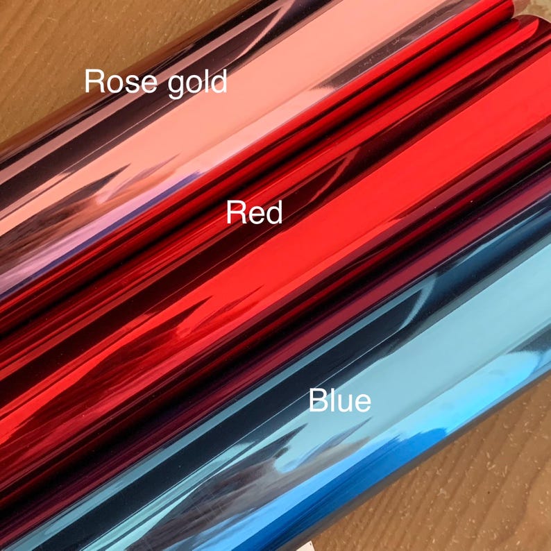 Op de afbeelding: Drie rollen metallic vinyl in roze goud, rood en blauw.
