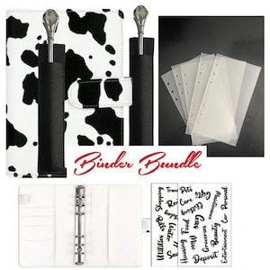 Op de afbeelding: Een witte binderbundel met een zwart-wit koeienprint ontwerp, een zilveren pen en doorzichtige plastic inzetstukken. De tekst "Binder Bundle" staat in rood script. Ook inbegrepen zijn labels voor het bijhouden van uitgaven.