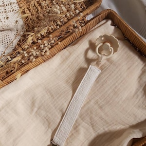 Pacifier clip beige Broderie anglaise