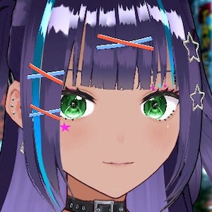 Puede incluir: Una ilustración digital de una joven con cabello morado y azul. Tiene ojos verdes y lleva un collar negro. La imagen tiene una estética colorida y juguetona con estrellas rosas y pinzas para el cabello azules y naranjas.