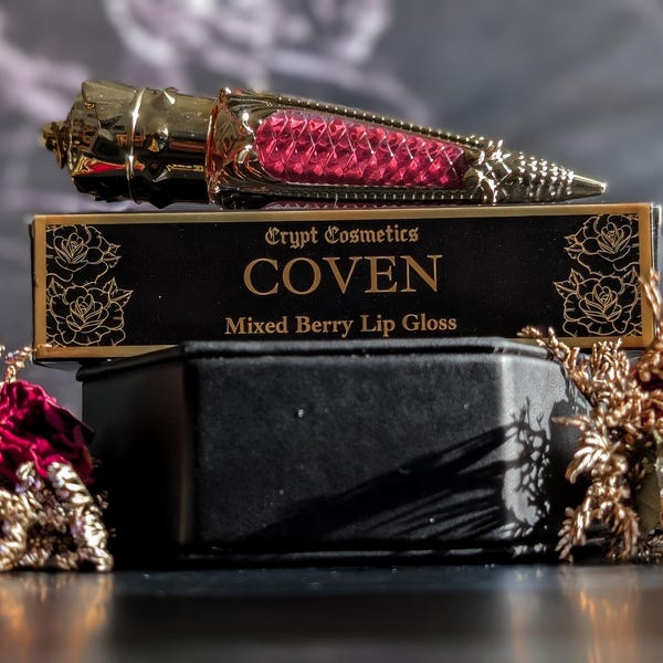 COVEN - Brillo de labios con aroma a frutos del bosque, perfumado, pigmento oscuro, cosmética gótica, dorado, color de labios de lujo, maquillaje vegano, color vino, de bruja