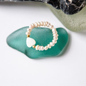 HEART RING, Mother of Pearl Ring, Pearl Ring, Beaded Ring, Stretch Ring,  Elastic Ring, Valentine&#39;s Day Ring, Ring for Her, Love Ring