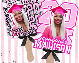 Peut inclure: Deux modèles de ventilateurs de graduation roses. L'un affiche "EXTRA! EXTRA!" et "class of 2023", l'autre "2023 congrats MAISON". Les deux présentent une femme en toque de graduation et un nœud noir, avec le texte "EDIT IN CANVA PRO".