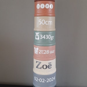 Puede incluir: Pila de seis tazas apilables para bebés de colores vivos con texto blanco. La taza superior es marrón con un corazón blanco. Las tazas dicen "Girl", "50cm", "3430gr", "21:28 uur", "Zoë", "02-02-2024" y "Zoë Rose".