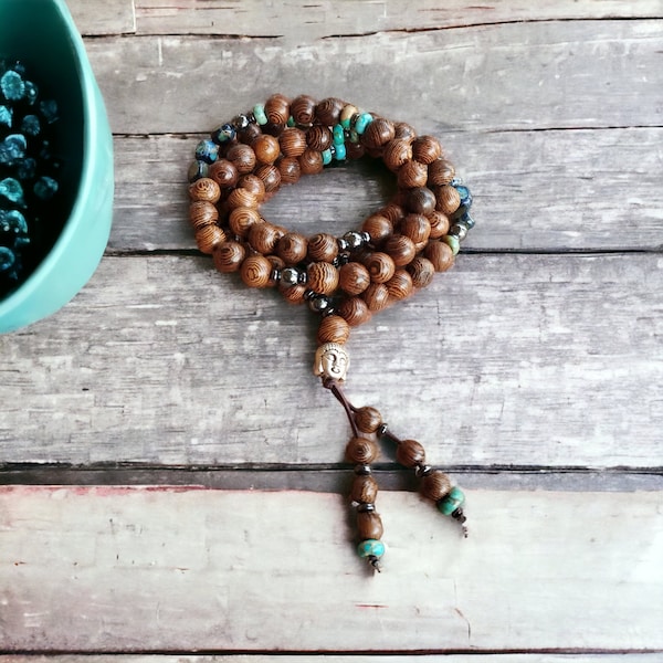 Mala en perles de bois rondes avec pendentif tête de bouddha