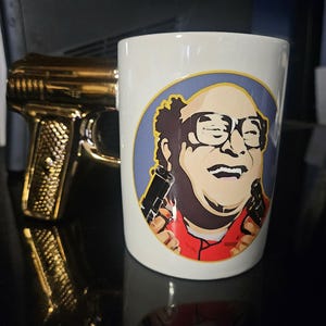 Zawsze słonecznie - Danny Devito / Frank Reynolds - kubek z bronią - Więc zacząłem strzelać