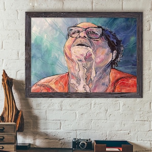 Peut inclure: Une impression d'art encadrée représentant un portrait coloré d'un homme portant des lunettes, regardant vers le haut, avec une substance blanche qui coule de sa bouche. L'œuvre est sur fond bleu et vert, encadrée de bois foncé.