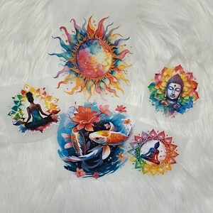 Könnte beinhalten: Fünf bunte Bügelbilder mit einer meditierenden Person, einer Sonne, einer Lotusblume, einem meditierenden Buddha und zwei Koi-Karpfen.