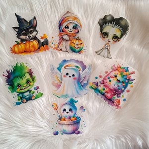 Könnte beinhalten: Set mit 6 Halloween-Bügeletiketten mit verschiedenen gruseligen Figuren, darunter ein Geist, ein Monster, eine Hexe, ein Zombie, ein Ghul und ein Vampir. Die Patches sind alle bunt und detailliert und eignen sich perfekt, um Ihren Kleidungsstücken, Taschen oder anderen Accessoires einen Hauch von Halloween-Spaß zu verleihen.