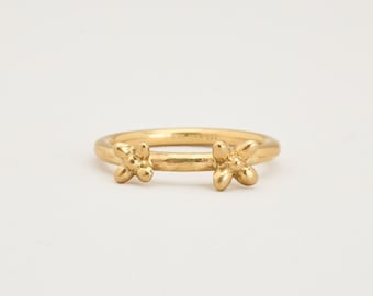 Modern Nordic Floral Ring, 8K Solid Gold Minimalist Band, Petite Double Flower Motifs, Polished Finish, Size 4, Hallmarked 333 NHM 565
