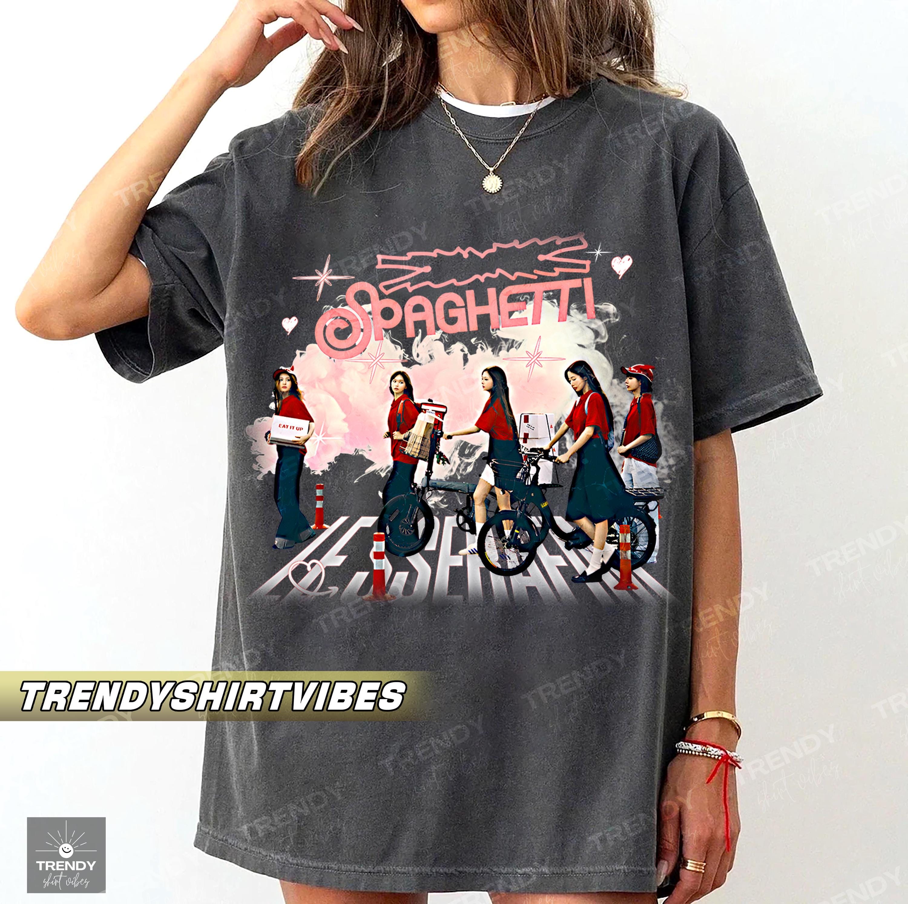 LESSERAFIM ルセラフィム EAT IT UP カズハ Tシャツ LE SSERAFIM spaghetti EAT IT UP Tシャツ カズハ 251027 LE SSERAFIM