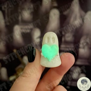 Adopteer een geest | Spook van polymeerklei met gloeiend gesmolten hart | Handgemaakt op bestelling | Geestesthetiek | Geestbeeldje | Spookcadeau |Huisdierspook
