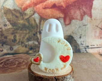 ADOPT A GHOST: handgemaakte kleine geest met gloeiende maan en halve maan aan de achterkant