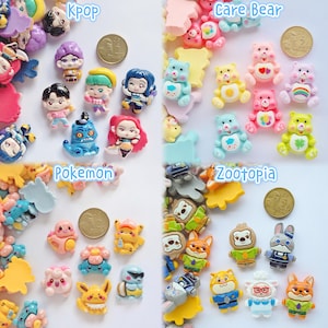 Könnte beinhalten: Eine Sammlung kleiner, bunter Harz-Cabochons mit Kpop-, Care Bear-, Pokemon- und Zootopia-Figuren. Jeder Bereich enthält verschiedene Miniaturfiguren und eine 2-Euro-Münze als Größenvergleich für die Designs.