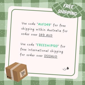 Pu&ograve; includere: Un cartello quadrato bianco con angoli arrotondati e un bordo a quadretti verdi. Il testo recita: Use code AUFS49 for free shipping within Australia for order over $49 AUD e Use code FREESHIP120 for free international shipping for order over $120AUD.