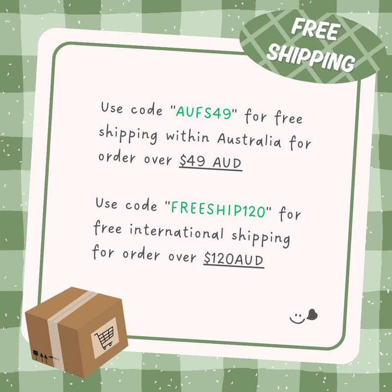Pu&ograve; includere: Un cartello quadrato bianco con angoli arrotondati e un bordo a quadretti verdi. Il testo recita: Use code AUFS49 for free shipping within Australia for order over $49 AUD e Use code FREESHIP120 for free international shipping for order over $120AUD.