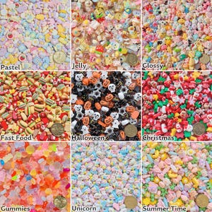 Puede incluir: Una colección de nueve conjuntos distintos de pequeños cabujones de resina coloridos con varios temas, incluyendo formas pastel, figuras tipo gelatina, dijes brillantes, comida rápida, iconos de Halloween, motivos navideños, gomitas, unicornios y artículos de verano.