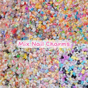 Puede incluir: Un collage de abalorios coloridos para uñas. La imagen presenta una variedad de pequeños elementos decorativos, incluyendo flores, personajes de dibujos animados, lazos y caramelos. El texto "Mix Nail Charms" se muestra en la imagen.