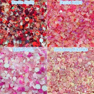 Pu&ograve; includere: Una collezione di quattro distinti assortimenti di piccole decorazioni per il fai da te etichettate Maroon Slushy, Jessica Rabbit, Barbie Crush e Strawberry Milkshake, caratterizzate da varie forme come fiori, farfalle e fragole.