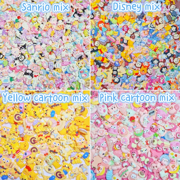 Lot de 50 g de mélange de breloques en résine - Disney, Sanrio, Pikachu, Kirby, mini bouteille, nourriture, fleurs, animal, fruits, noeud, coeur, Halloween pour travaux manuels