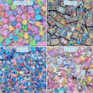 Könnte beinhalten: Eine Sammlung von Acryl-Anhängern mit Care Bears, Disney-Figuren, Stitch und Sanrio-Motiven. Die Anhänger sind bunt, flach und zeigen verschiedene Cartoon-Designs, darunter Bären, klassische Animationsfiguren und kleine Wesen.