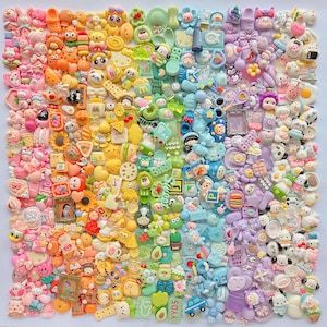 Puede incluir: Una gran colección de pequeños dijes de resina coloridos dispuestos en un degradado de arcoíris. El surtido incluye figuras en miniatura de animales, alimentos, personajes de dibujos animados, flores y varios objetos en tonos rosa, naranja, amarillo, verde, azul y morado.