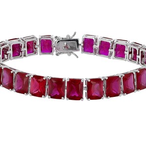 Könnte beinhalten: Ein silbernes Armband mit einer Reihe von roten quadratischen Edelsteinen. Das Armband hat einen Verschluss.