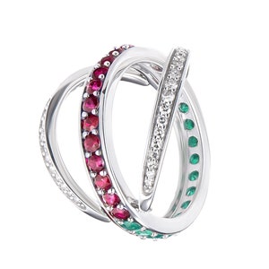 Könnte beinhalten: Ein silberner Ring mit drei ineinander verschlungenen Bändern. Ein Band ist mit roten Edelsteinen besetzt, ein anderes mit grünen Edelsteinen und das dritte mit klaren Edelsteinen. Der Ring hat ein modernes, elegantes Design.
