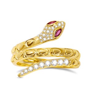 Op de afbeelding: Een gouden slangenring met een robijnrode steen op het hoofd en heldere diamanten op het lichaam.