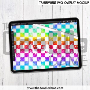 Pu&ograve; includere: Un mockup di tablet digitale con un'overlay a scacchi arcobaleno. Il tablet &egrave; su uno sfondo di legno bianco. L'overlay ha un effetto di distress, grunge.